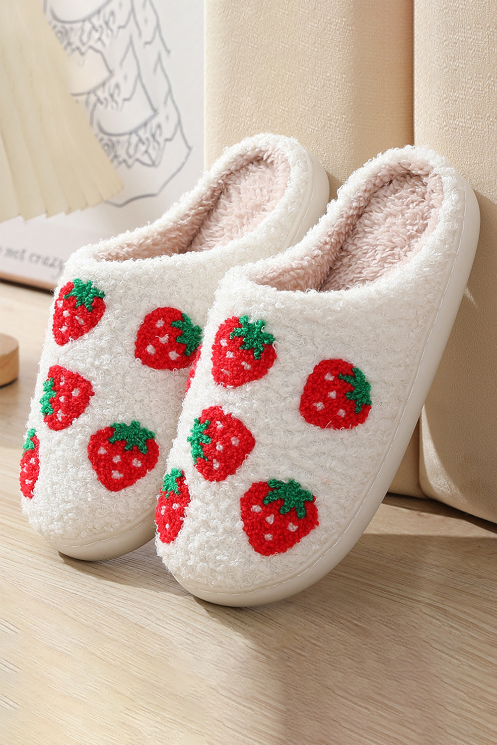 Shewin Wholesale Southern Clothes Bright White Cute Fuzzy Strawberry Pattern Home Slippers