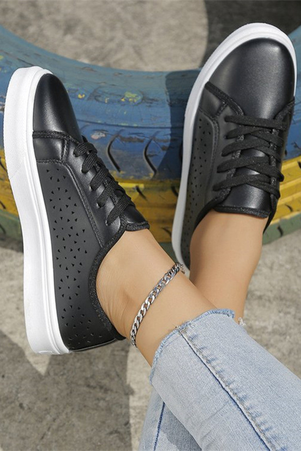 Shewin Wholesale Apparel Distributor Black Lace Up Laser Cut PU Leather SNEAKERS