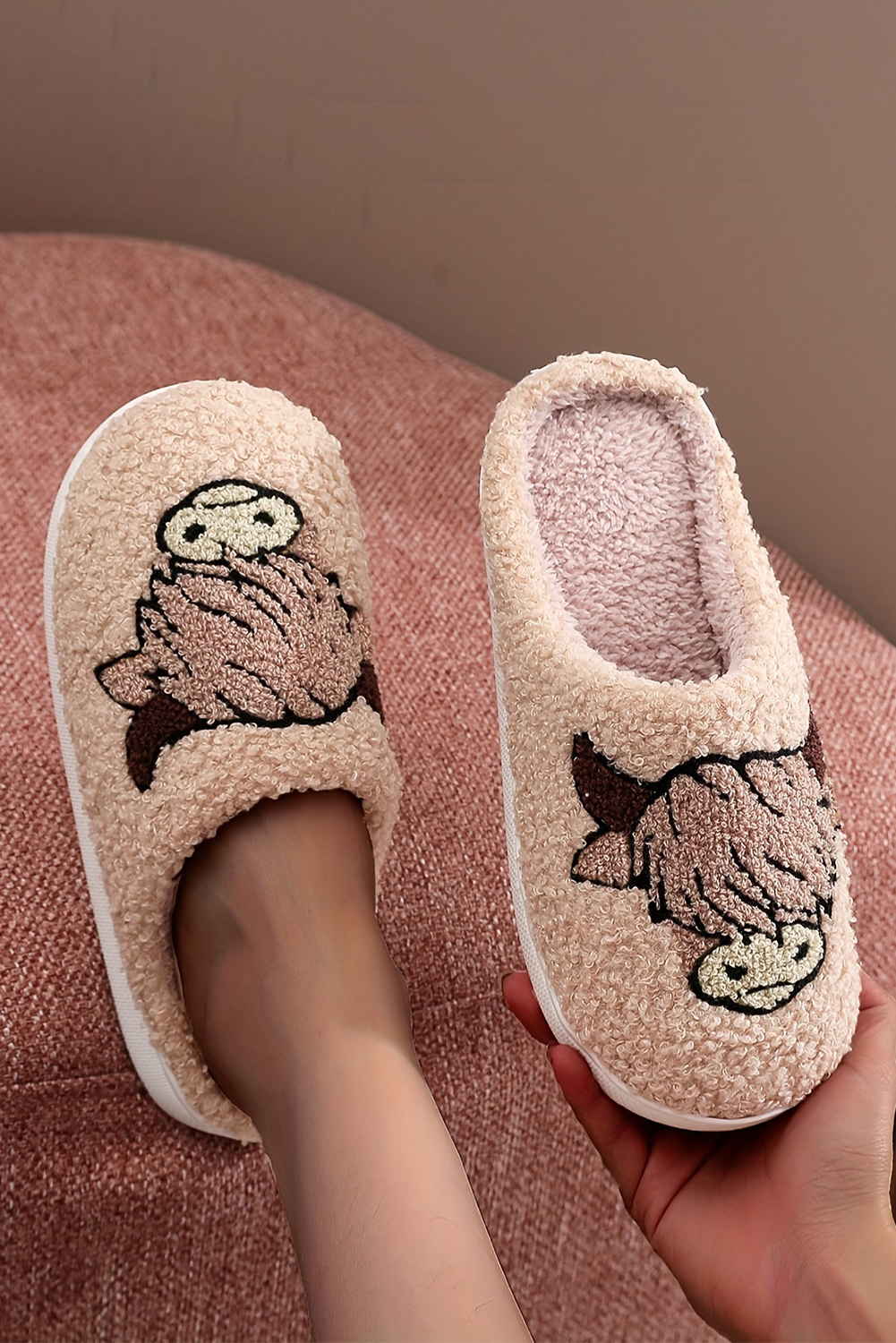 Shewin Wholesale High Quality Parchment Cartoon Animal Printed Plush SLIPPERS