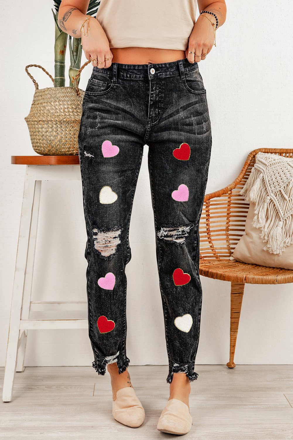 Shewin Wholesale Customized Black Chenille Heart Patch Graphic Ripped Washed JEANS