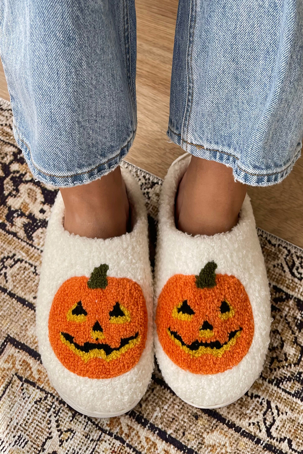 Shewin Wholesale Distributor White HALLOWEEN Pumpkin Print Plush Slippers