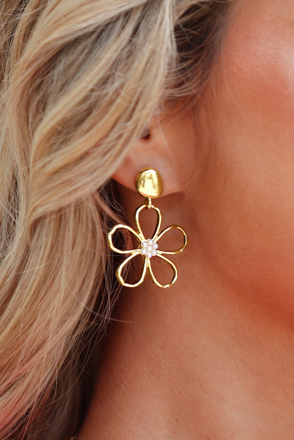 Gold Vintage Cut Out Flower PEARL Decor Stud Earrings