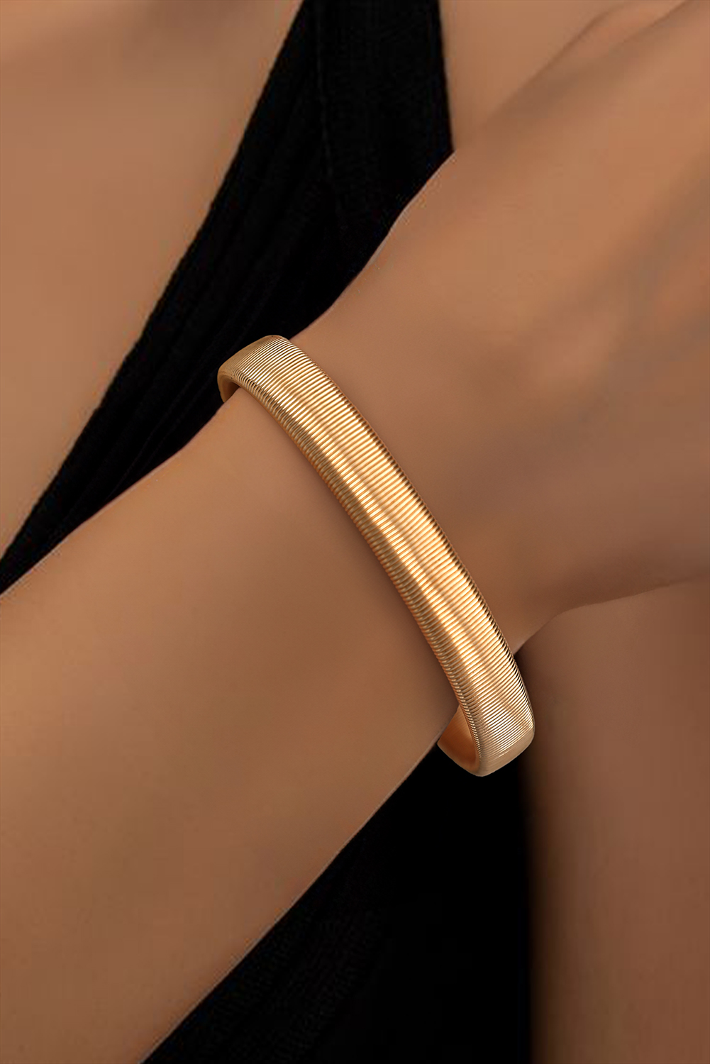 Shewin Wholesale Chic Lady Gold Stretchy Metal Wide Bangle