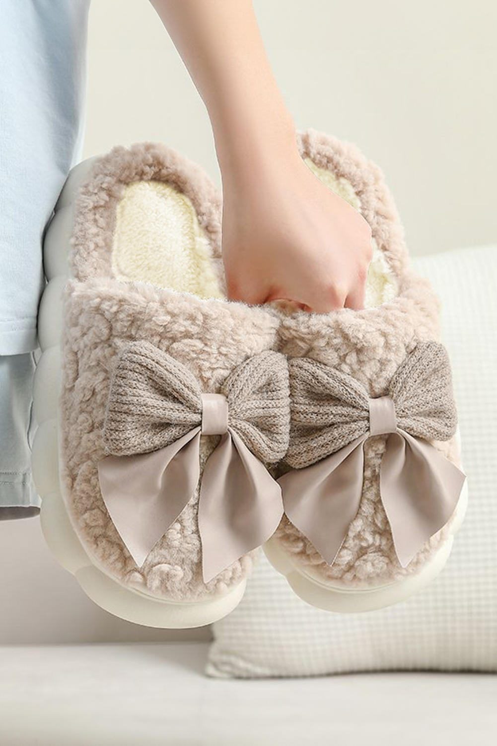 Shewin Wholesale New arrival Camel Contrast Bowknot Applique PLUSH Winter Slippers