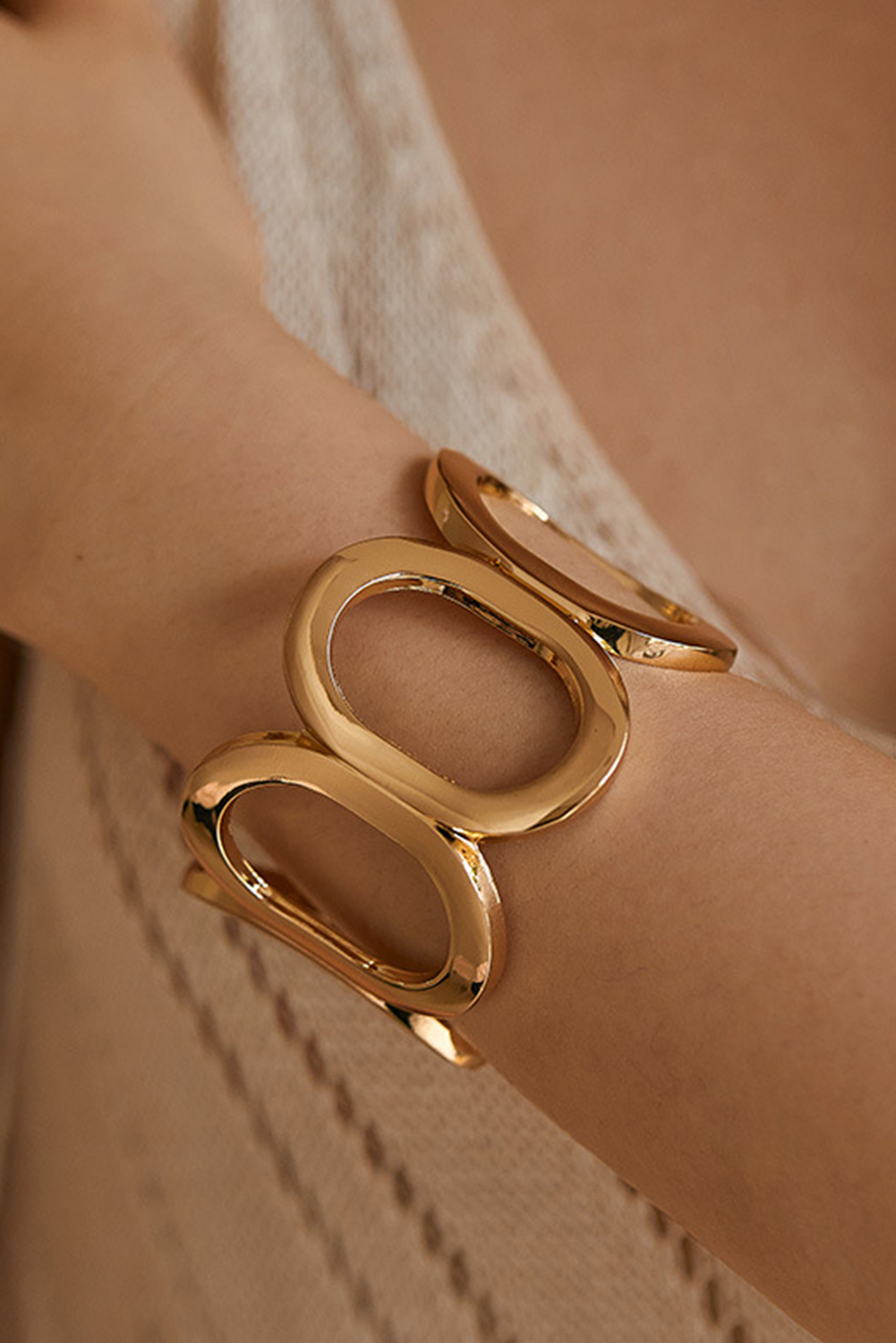 Shewin Wholesale Boutique Gold Geometric Hollowed Bangle BRACELET
