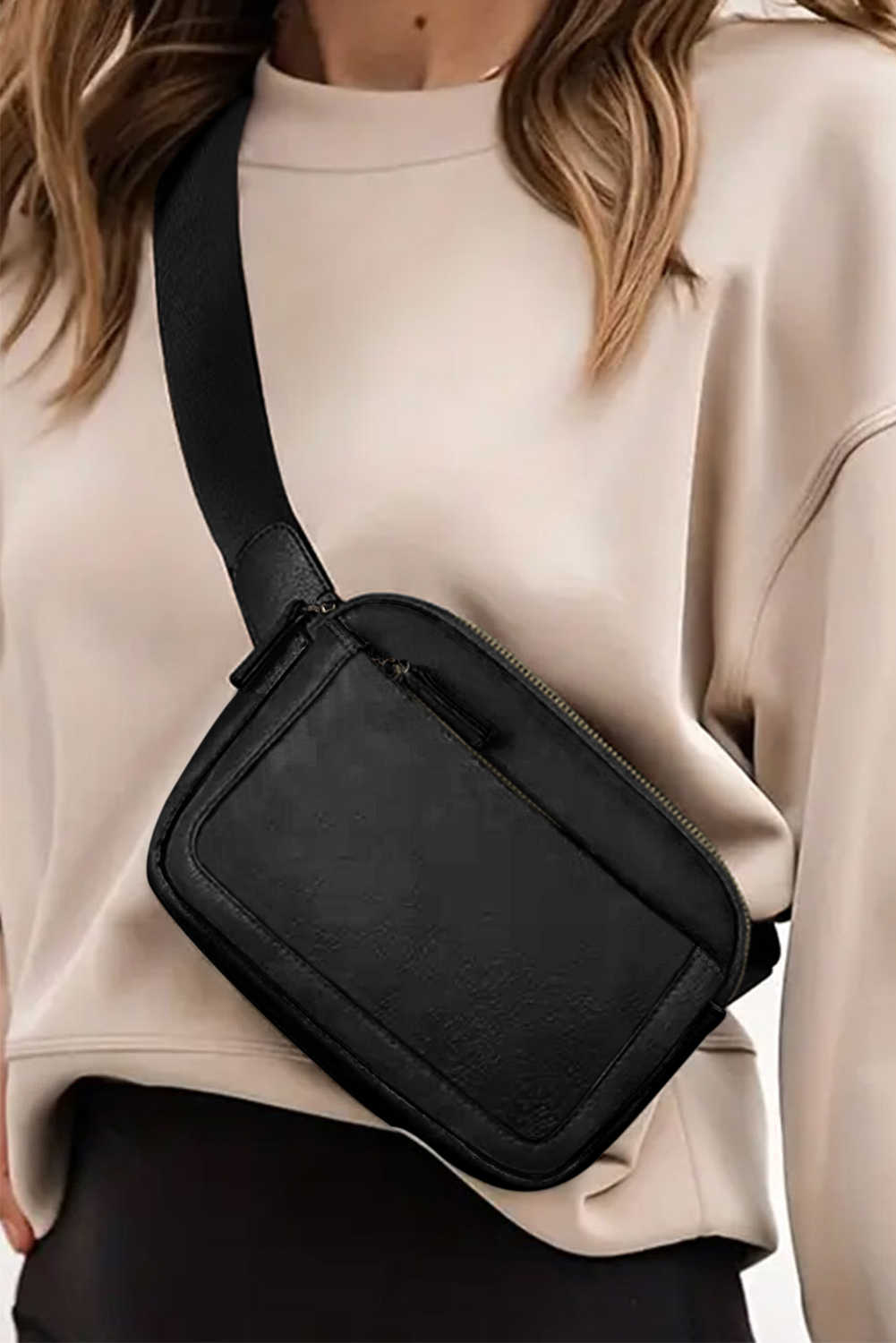 Bossa crossbody negra minimalista amb múltiples cremalleres