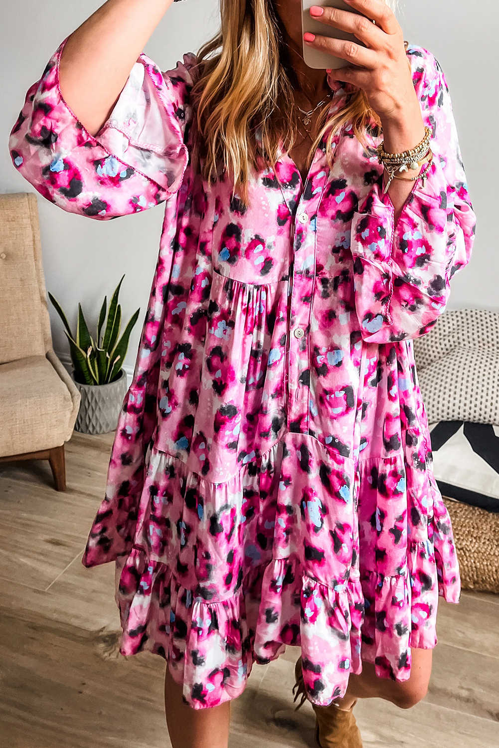 Minivestit fluid de butxaca amb coll en V amb botons de lleopard rosa