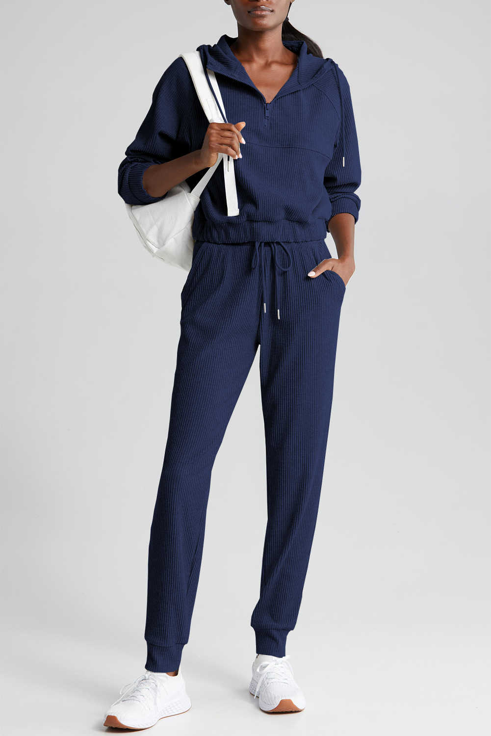 Conjunt de dessuadora amb caputxa i pantalons joggers amb cordons de punt acanalat blau marí