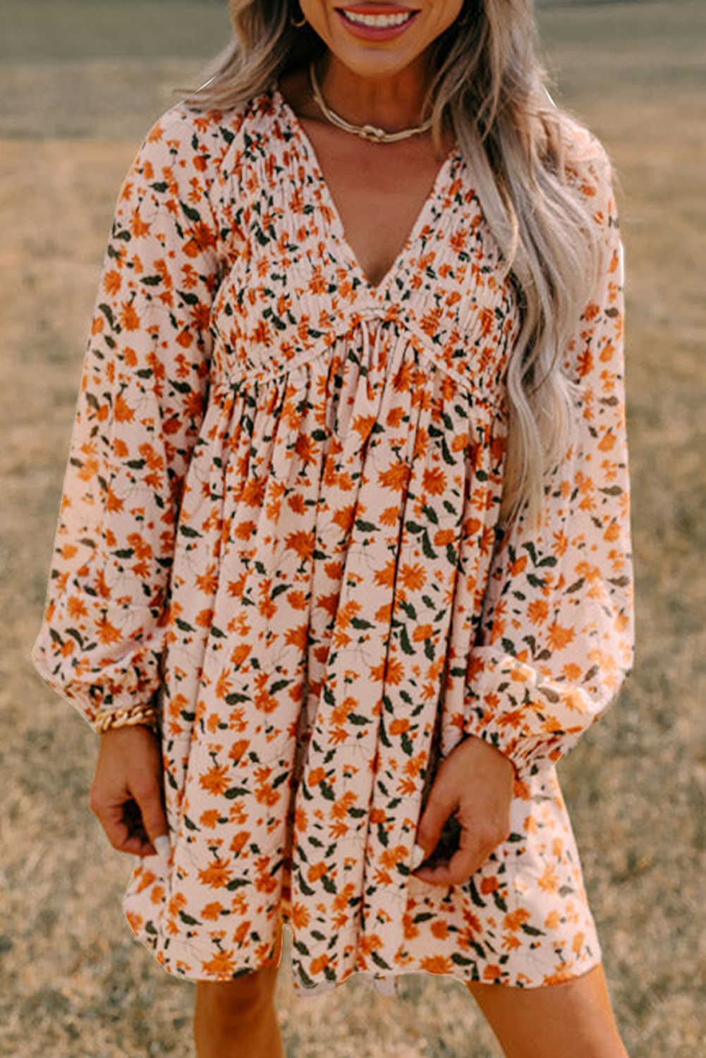 Vestit Babydoll de màniga bombolla amb coll en V amb smock floral de color beix