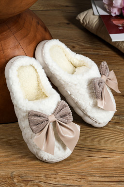 White Contrast Bowknot Applique Plush Winter Slippers (Colors May Differ by Batch)