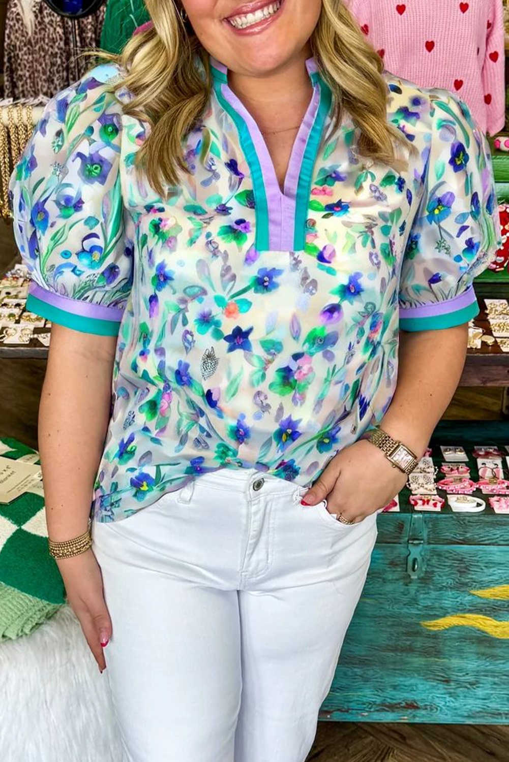 Brusa de talla més gran amb estampat floral verd de color pop amb coll dividit