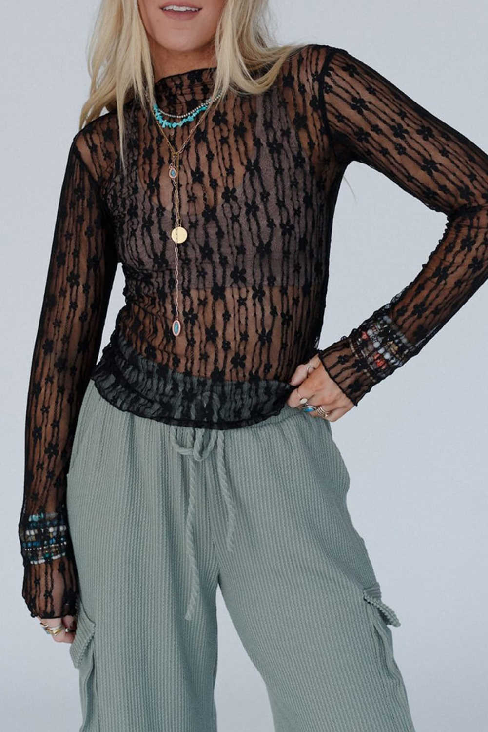 Top negre transparent de màniga llarga amb encaix floral i tall ajustat