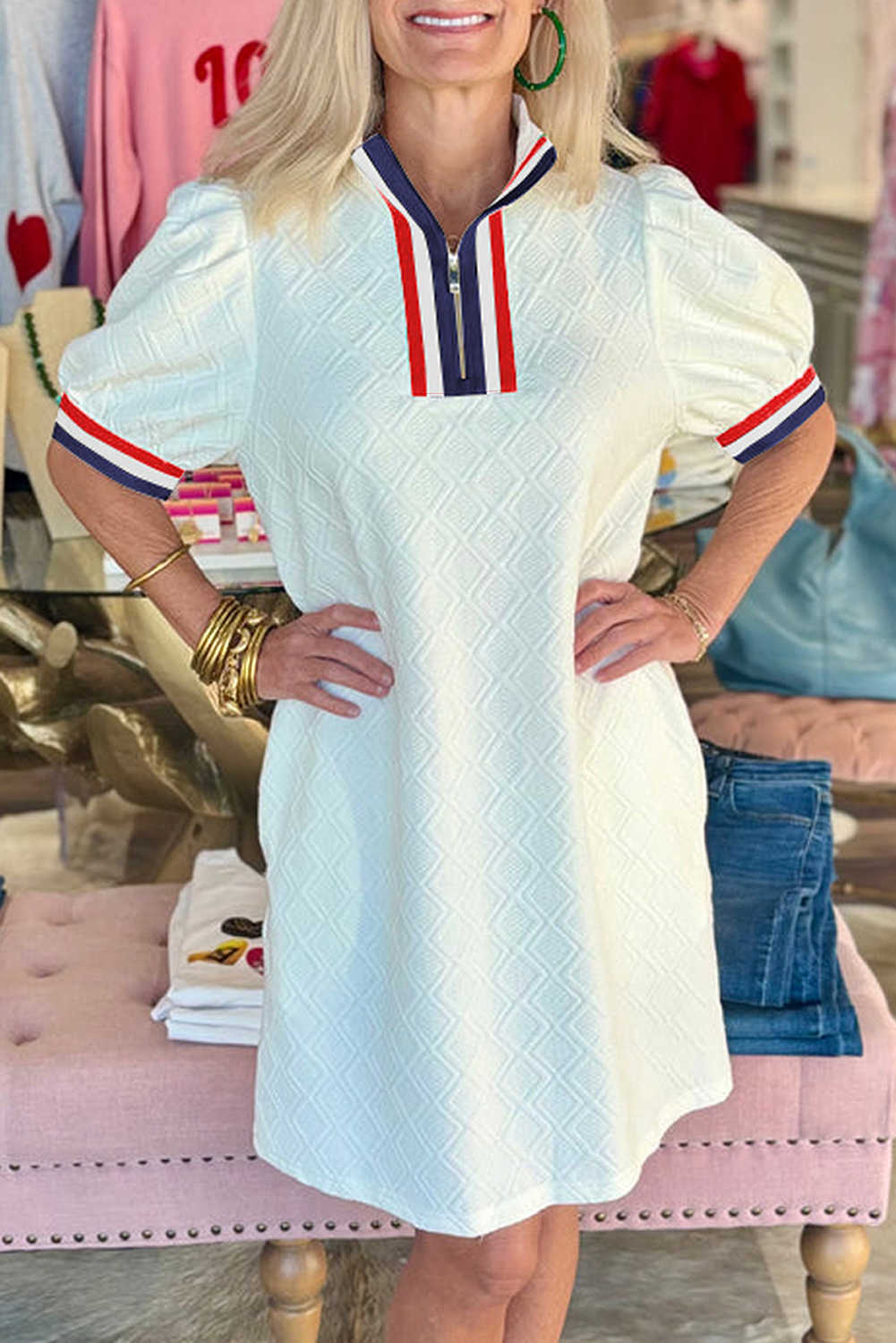 Vestit mini de quadres blancs amb escot de colors tocs i màniga bufada texturitzada