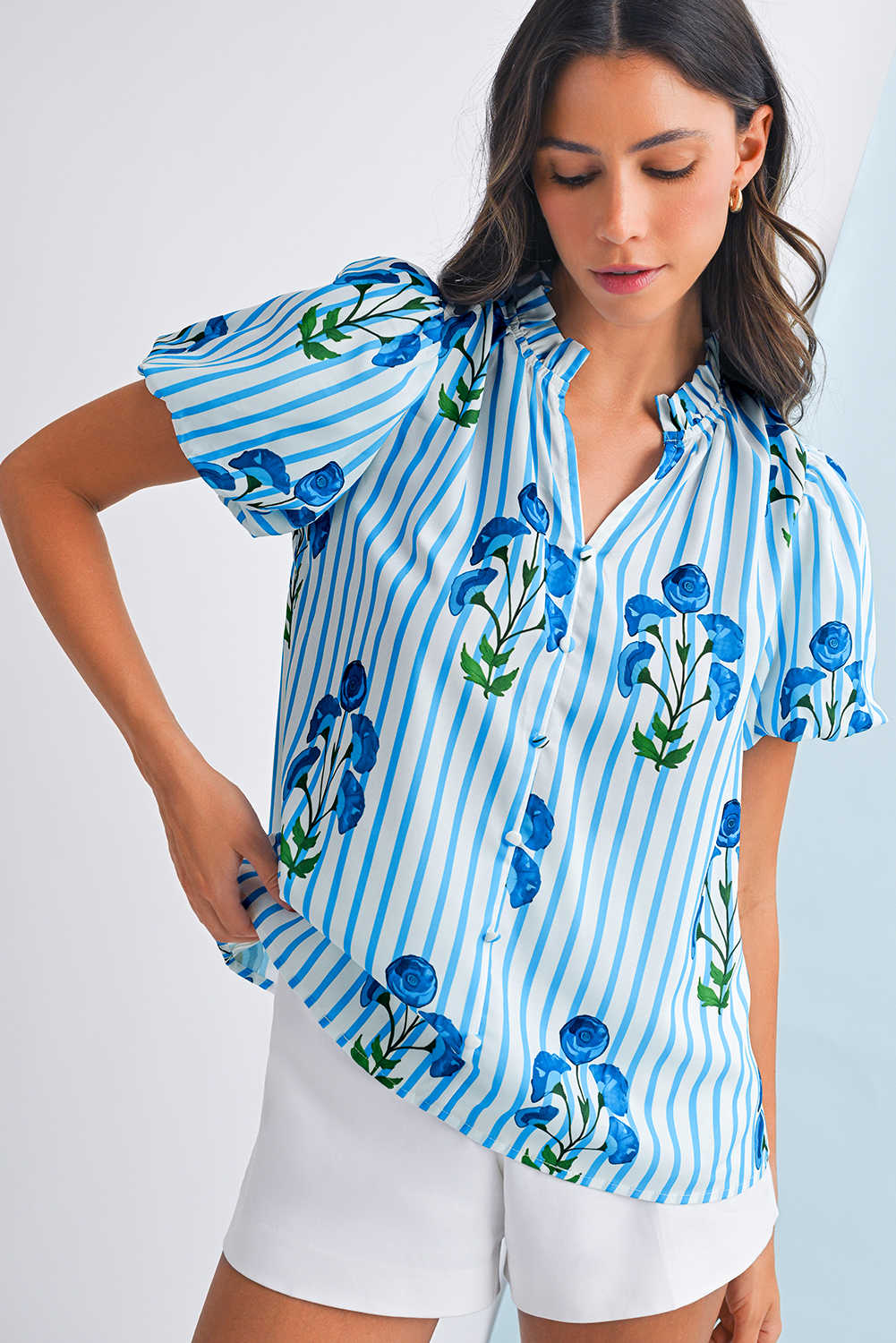 Blusa de màniga bufant amb coll en V amb estampat floral boho amb ratlles blau cel