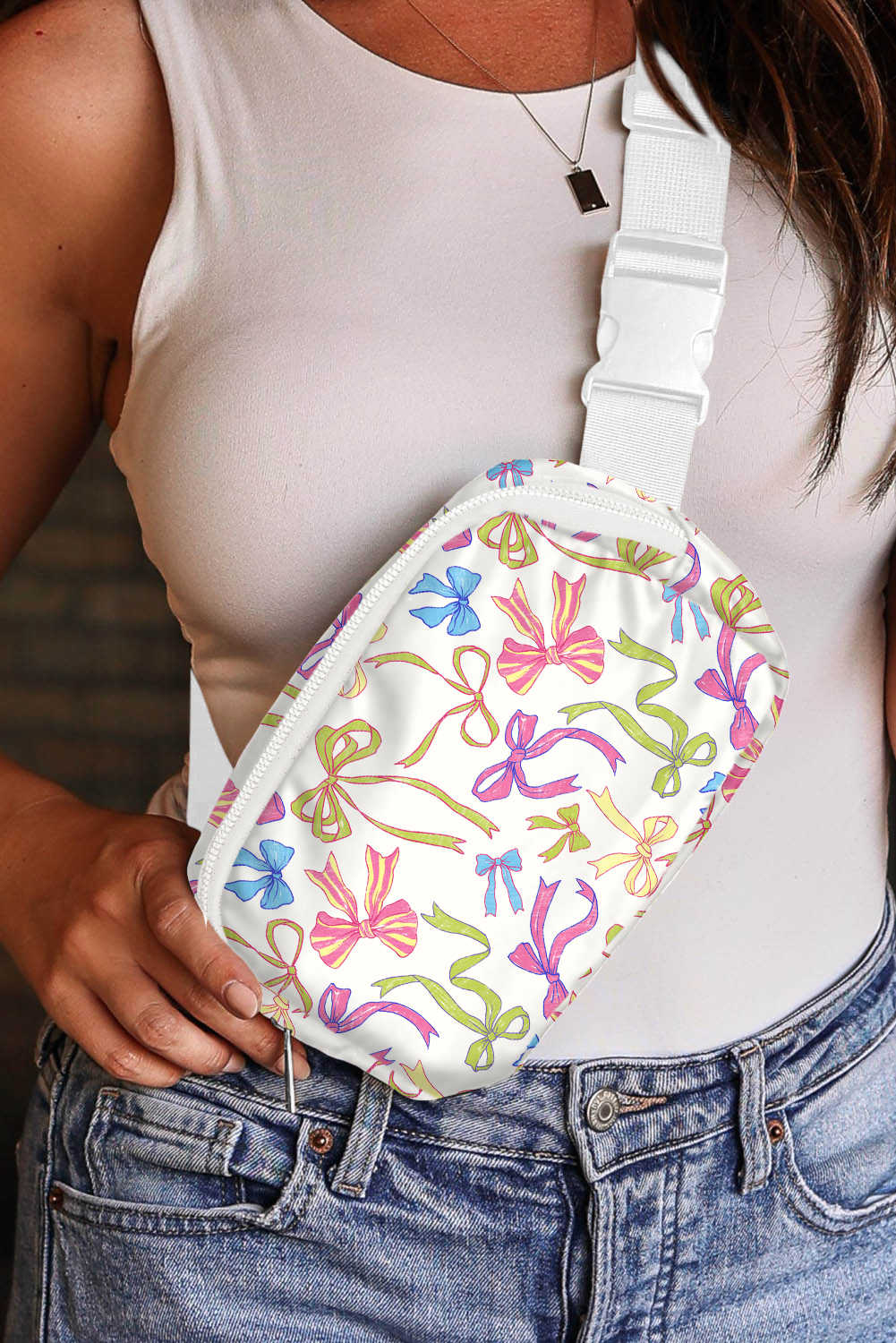 Bossa de crossbody amb cinturó ample amb cremallera amb llaç blanc