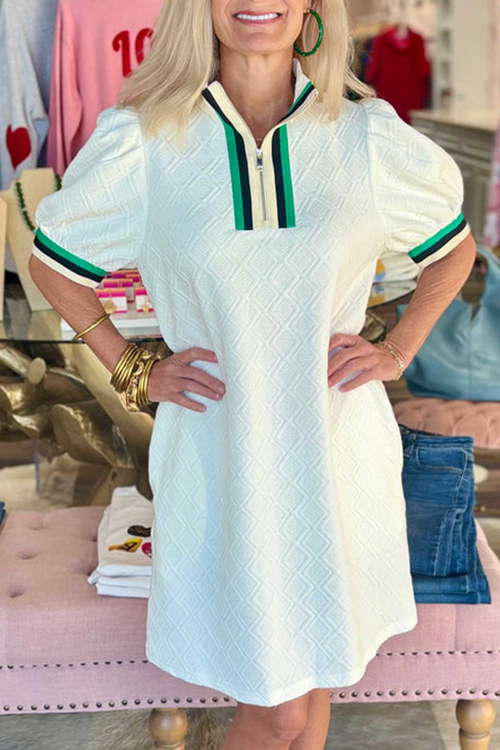 Minivestit blanc amb escot a quadres i màniga bufant amb textura