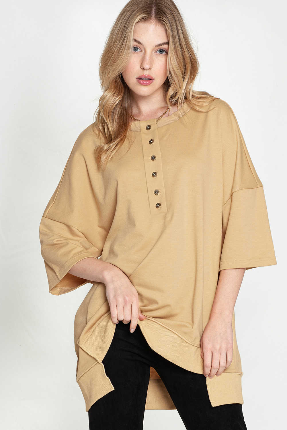 Túnica gris fum amb màniga baixa i coll amb botons i costures exposades