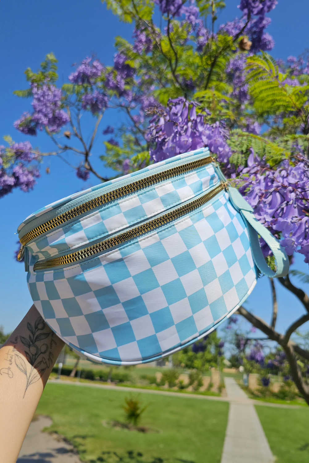 Bossa bandolera gran de corretja ampla amb estampat de quadres blau boira