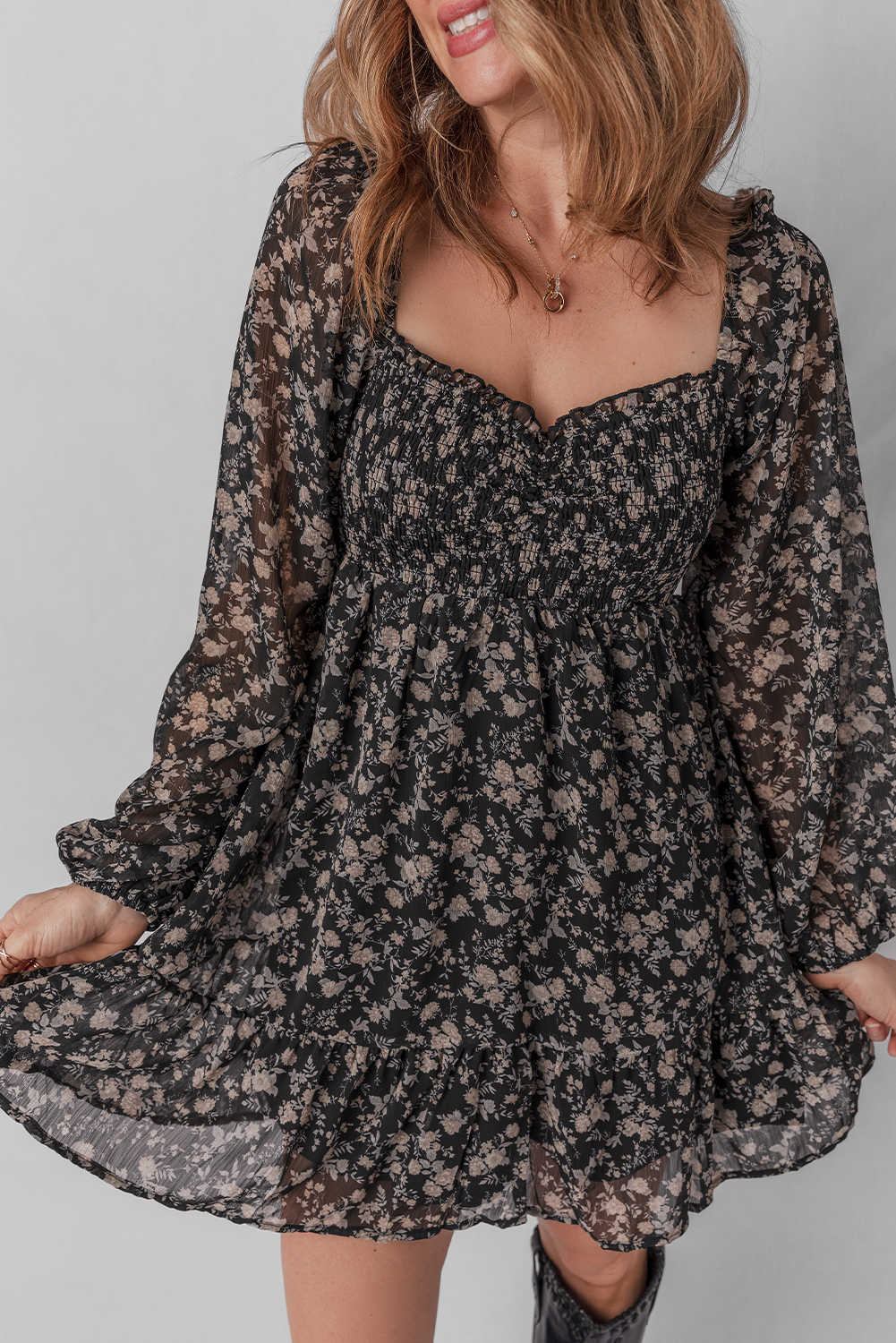 Vestit mini negre amb coll quadrat i màniga llarga floral i volants