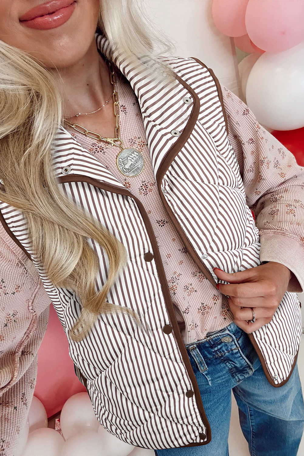 Armilla d'hivern marró a ratlles amb botons a pressió i vora festonada