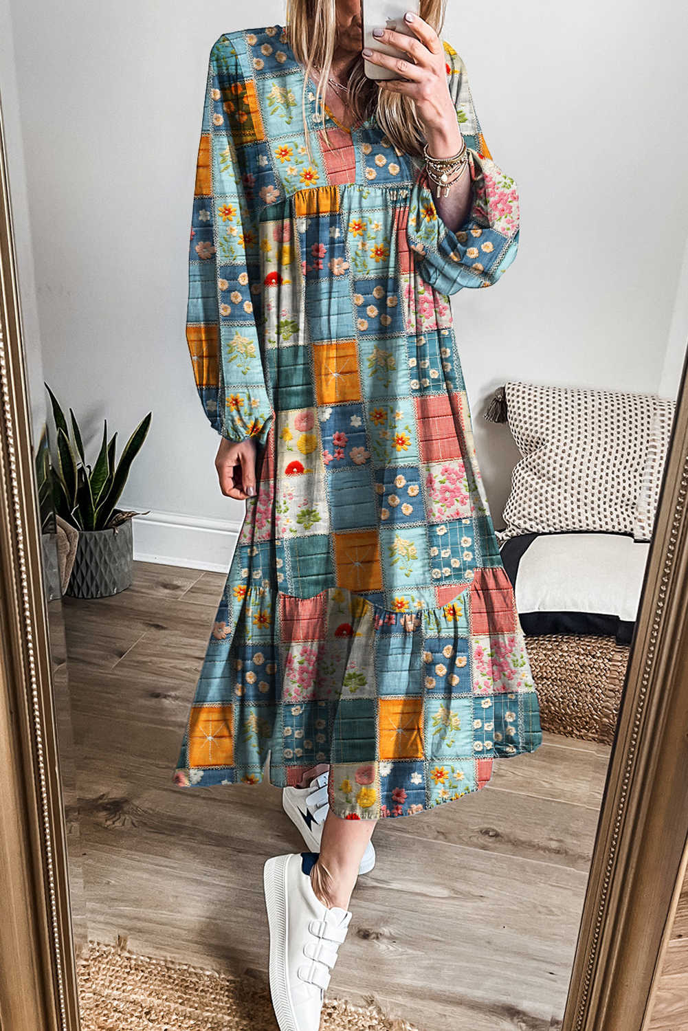 Vestit blau cel amb màniga bombolla i vora amb volants i estampat floral a quadres