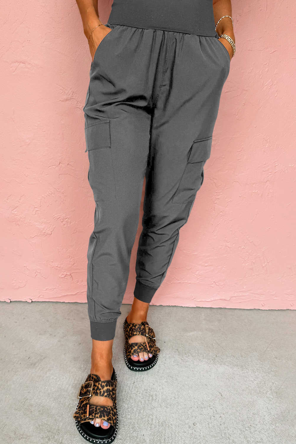 Pantalons jogger cargo de cintura alta amb butxaques i elàstics de color gris mitjà