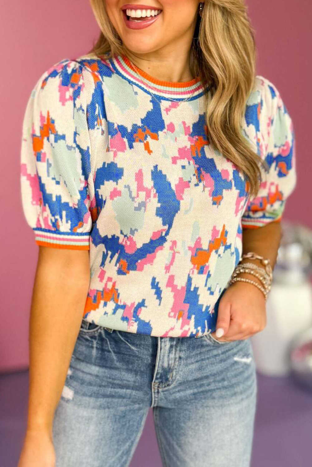 Jersei de màniga curta amb ratlles contrastades i estampat abstracte de color albercoc
