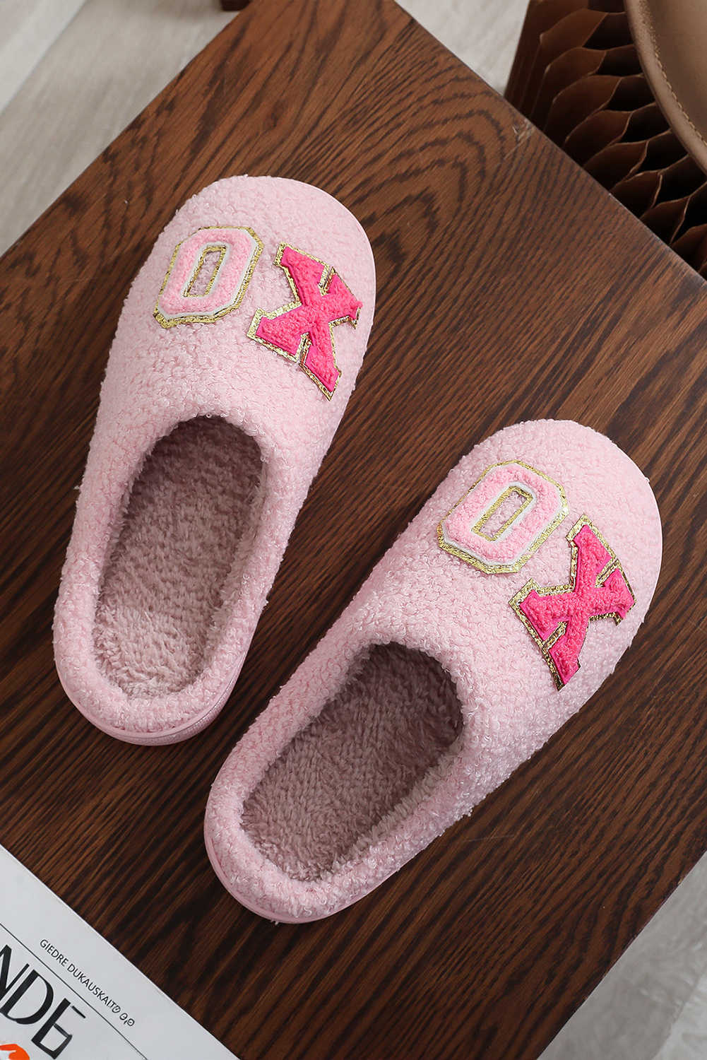 Sabatilles d'hivern de peluix amb gràfics de lletres XOXO roses