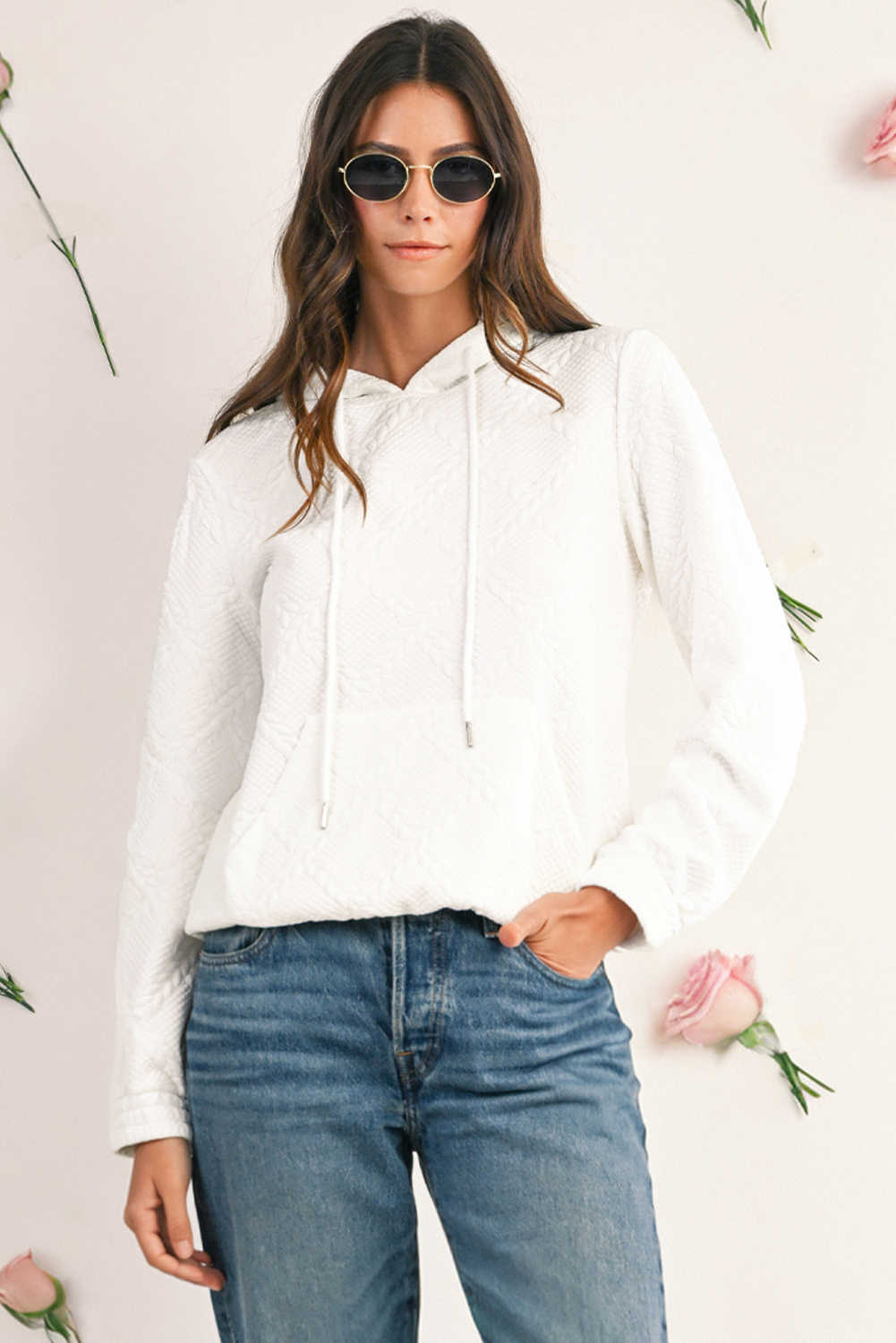 Sudadera amb caputxa blanca amb butxaca de cangur i textura de gelosia