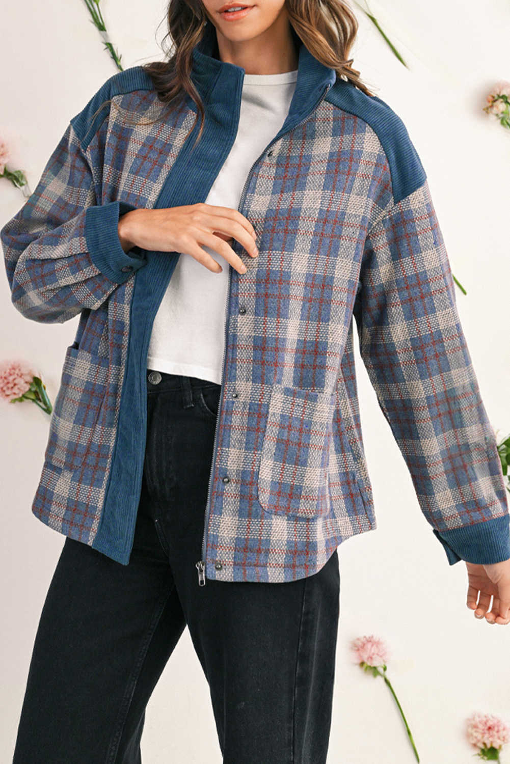 Jaqueta grisa de pana a quadres amb pegats i cremallera amb botons a pressió