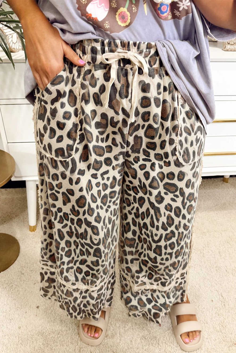 Pantalons amples de talla gran amb estampat de lleopard i butxaques exposades caqui