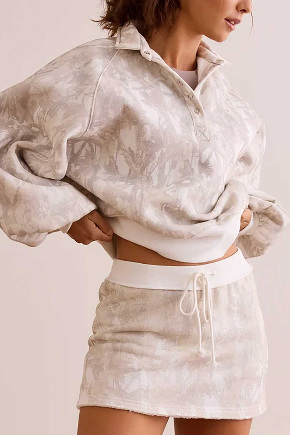 Conjunt de minifalda amb cordó i màniga globus amb estampat de bosc abstracte blanc