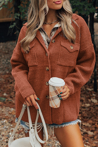 Jaqueta informal amb botons de punt acanalats de sàndal vermell i butxaca frontal amb solapa