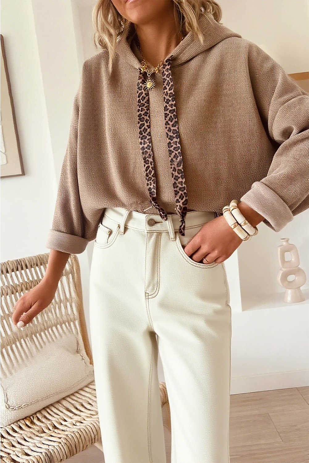 Dessuadora amb caputxa tèrmica amb cordó i estampat de lleopard texturitzat de color caqui fosc