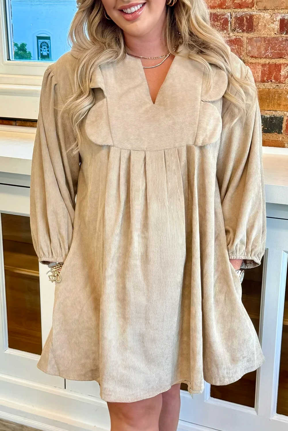 Vestit mini de talla gran amb coll entallat i detall de feston i pergamí