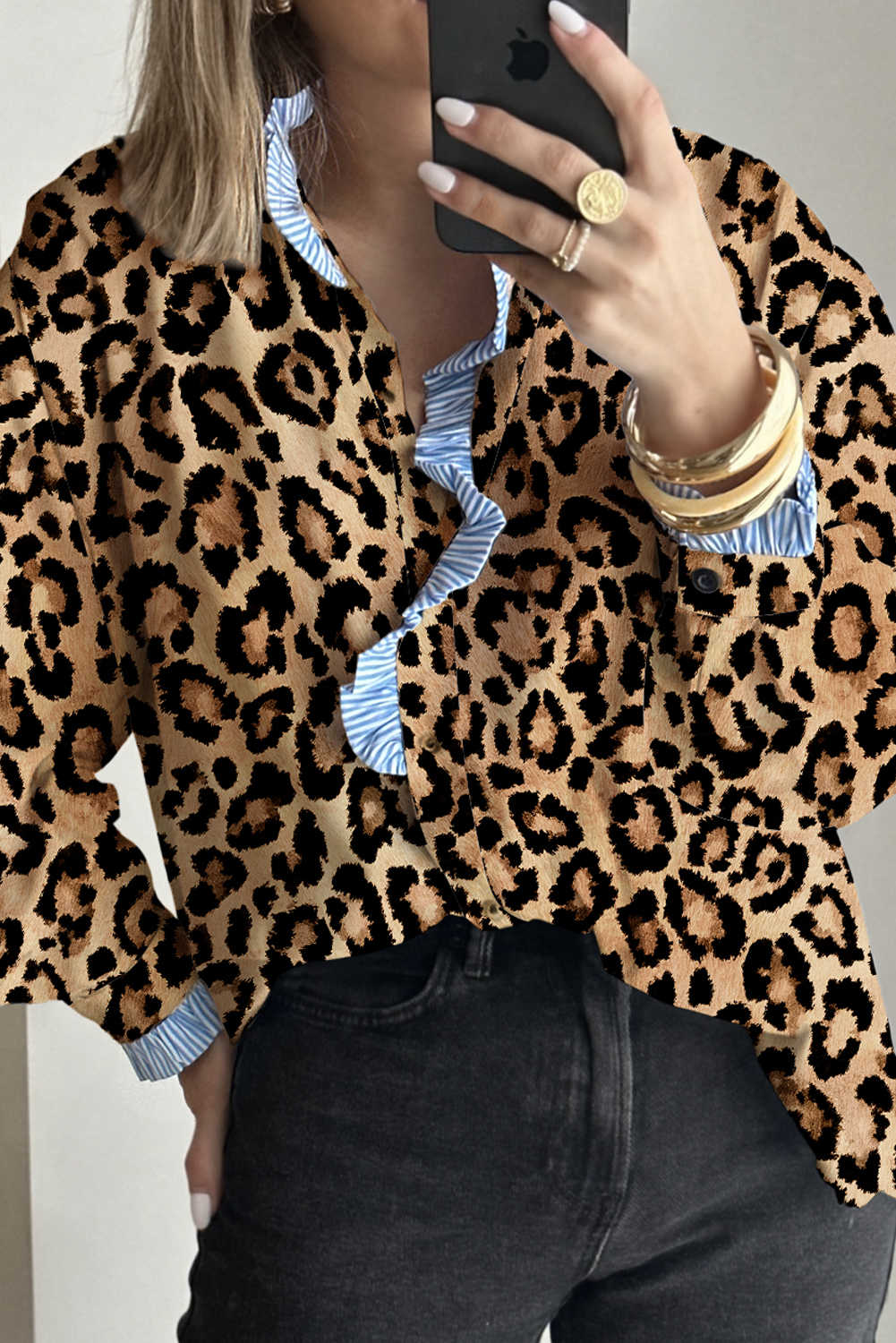 Camisa de màniga llarga amb botons i coll volant i estampat de lleopard marró