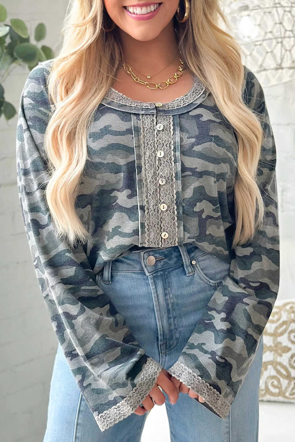 Top de màniga llarga amb botons i detall de patchwork de punta amb estampat de camuflatge verd