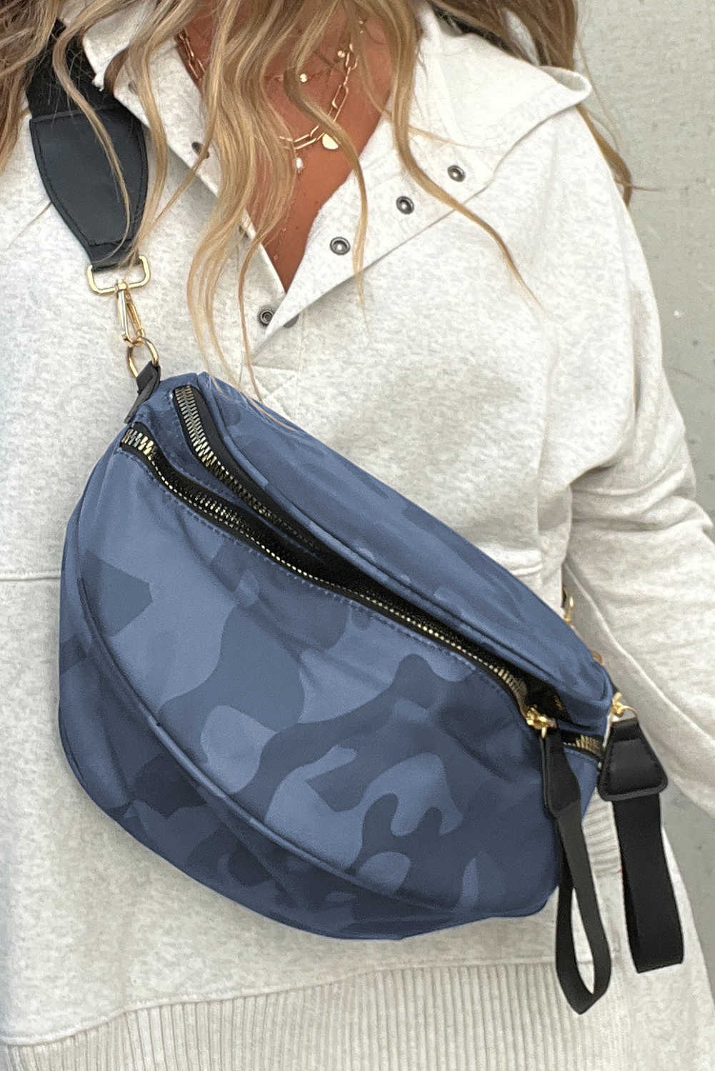 Bossa bandolera amb doble cremallera i estampat de camuflatge