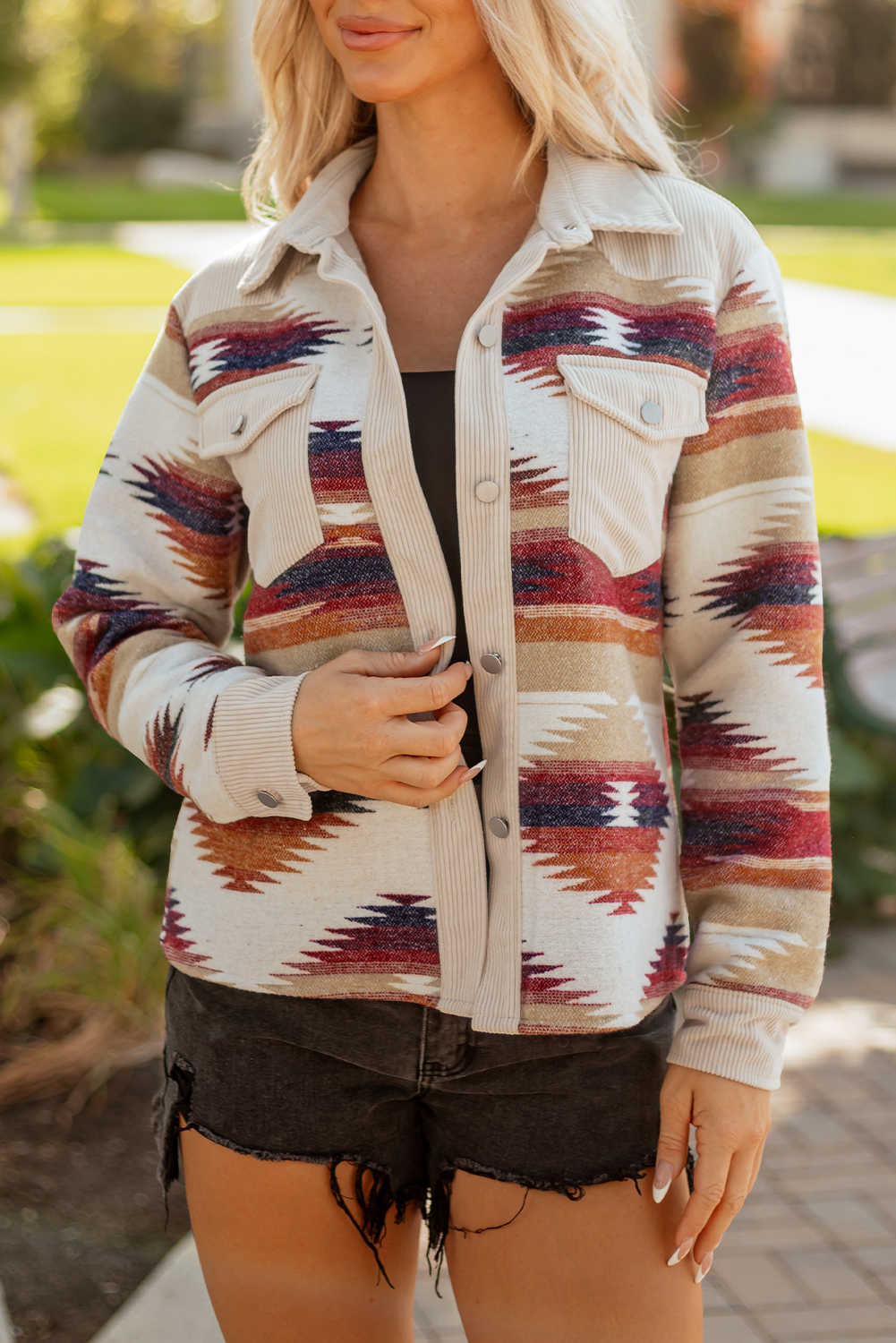 Xaqueta azteca occidental multicolor amb doble butxaca i vora crua i patchwork acanalat