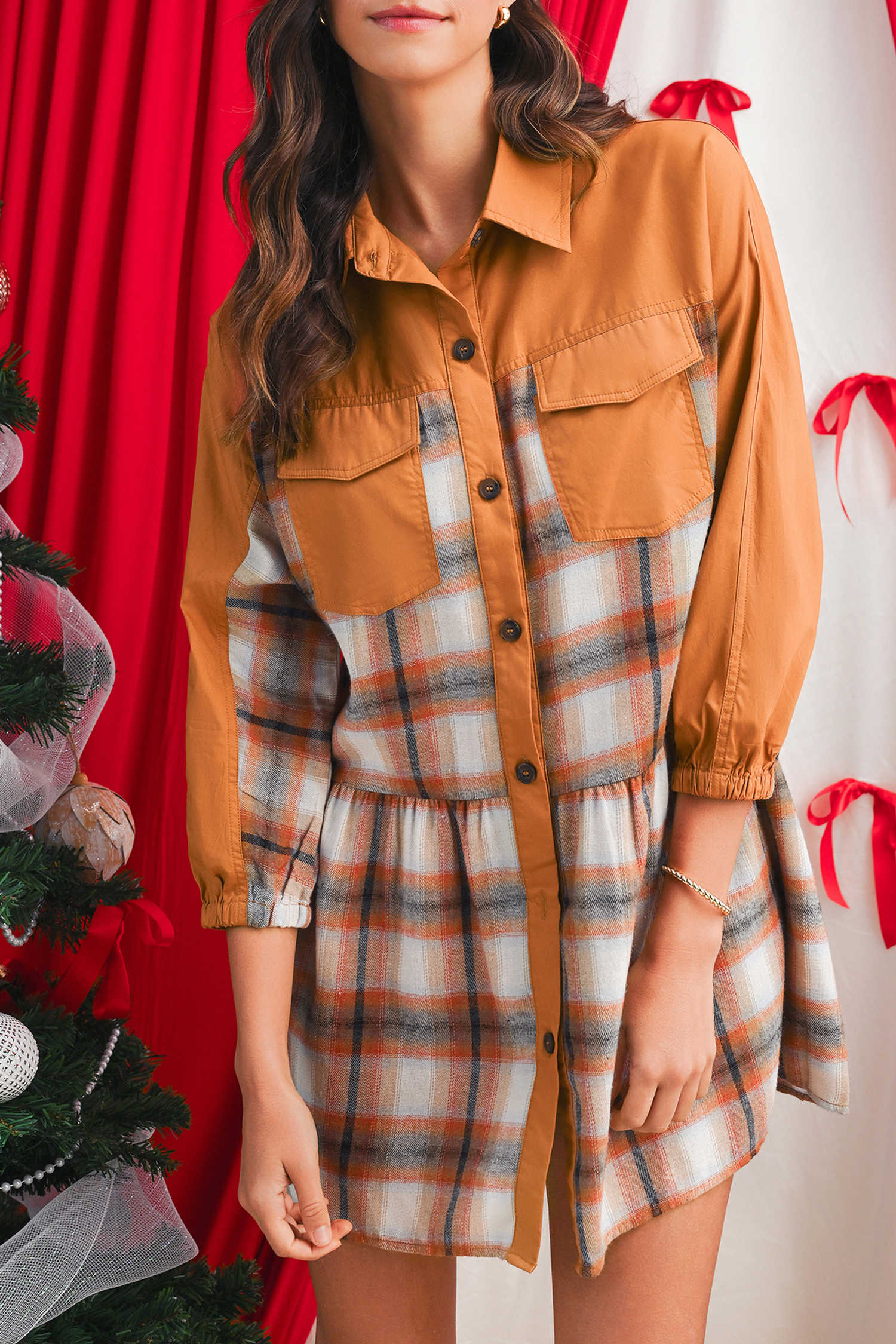 Vestit de camisa túnica caqui amb blocs de color a quadres i vores amb volants