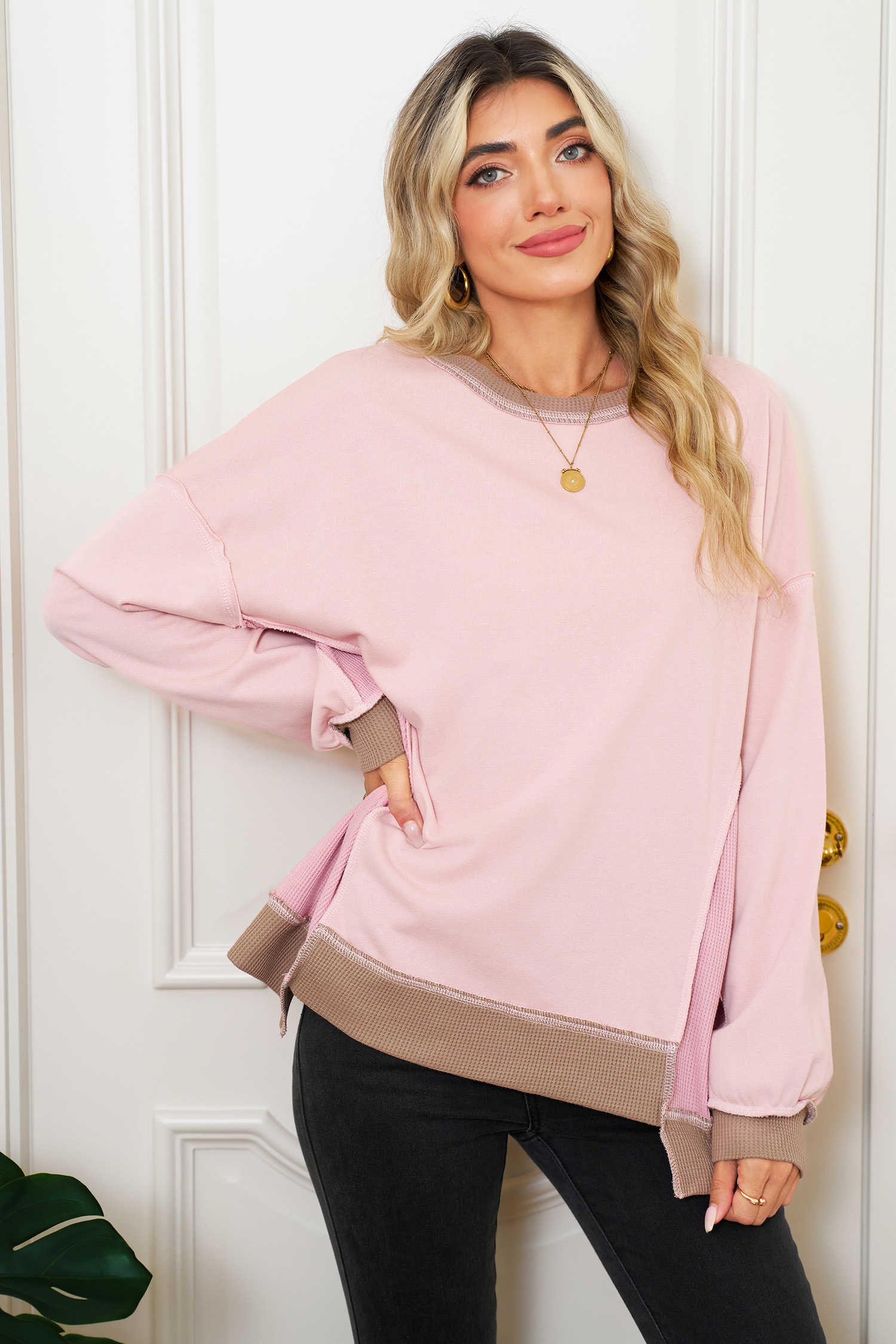 Dessuadora extragrande de color rosa clar amb estampat de gofres i patchwork