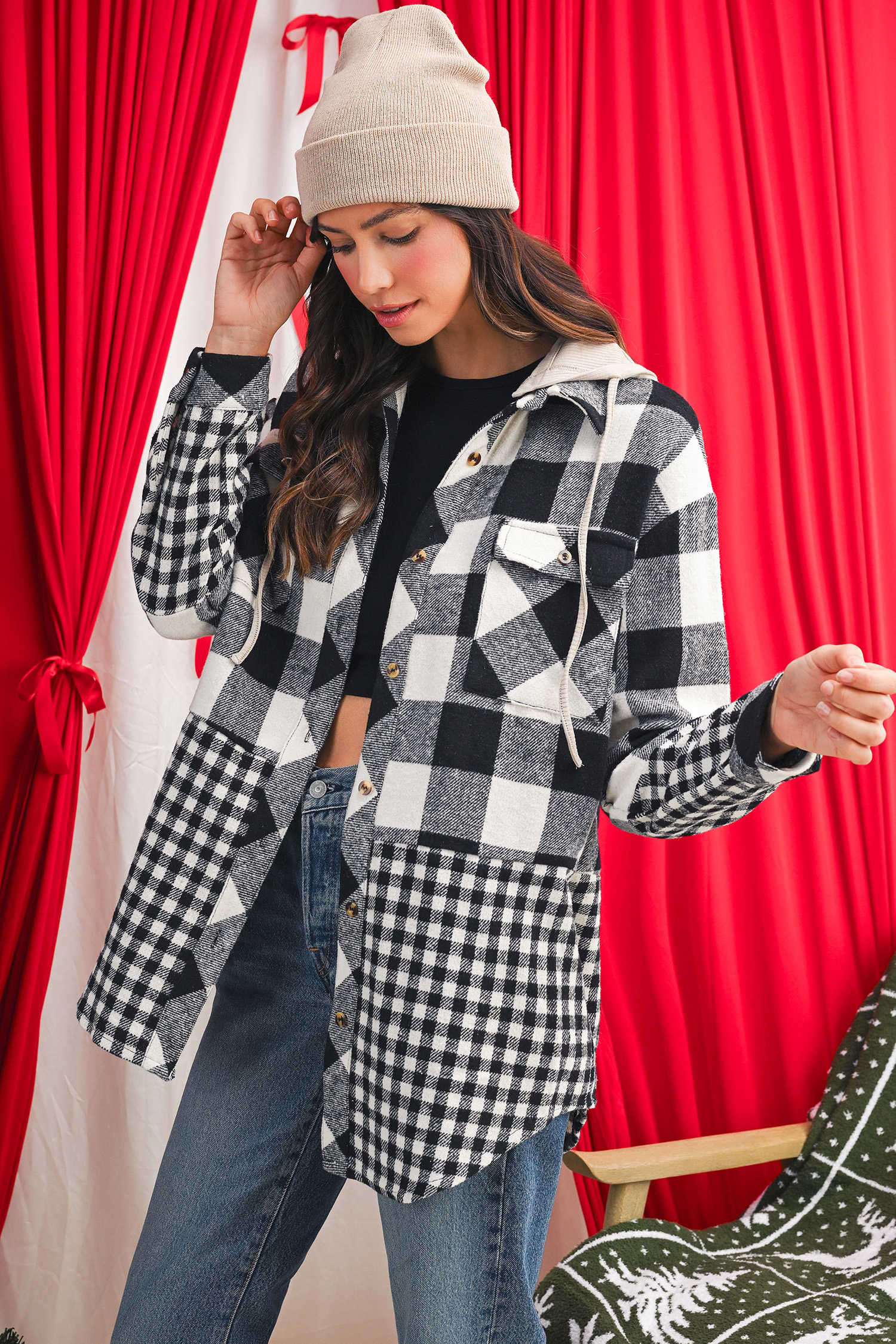 Jaqueta negra de quadres amb patchwork i cordó ajustable amb caputxa i vora crua