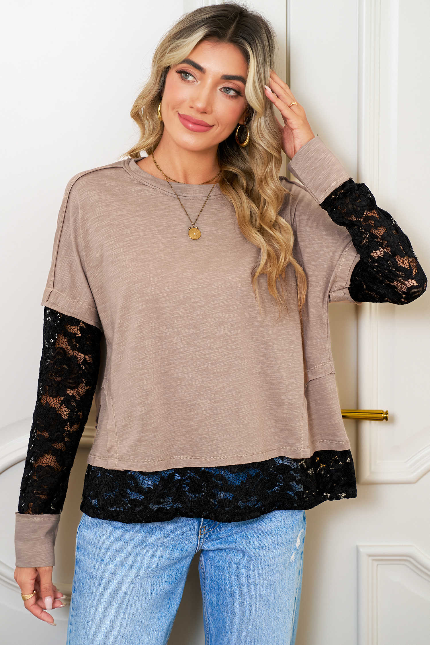 Samarreta informal de màniga llarga de color beix clar francès amb encaix transparent i patchwork