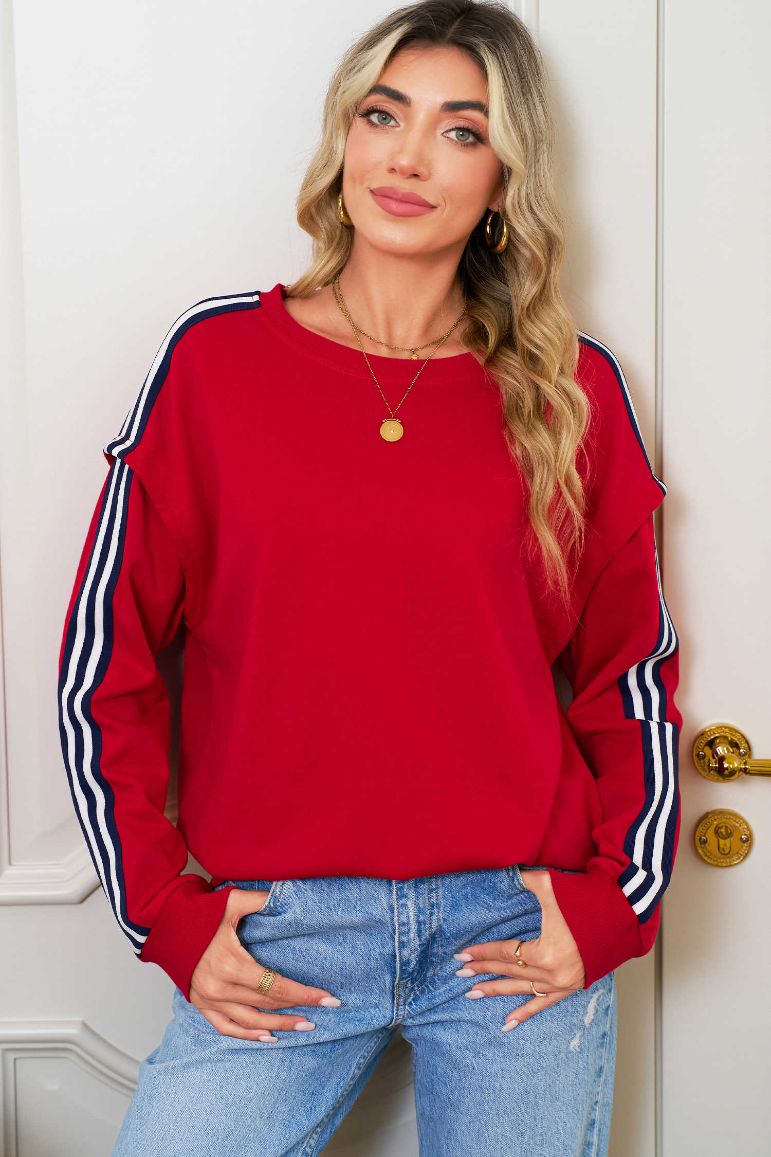 Dessuadora de coll rodó amb ratlles laterals vermelles ardents