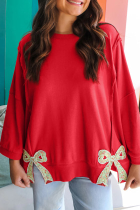 Dessuadora ampla amb llaç floral vermell ardent i costures exposades amb pegats