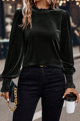 Brusa negra de vellut amb coll i volants, punys smockats i mànigues bufades