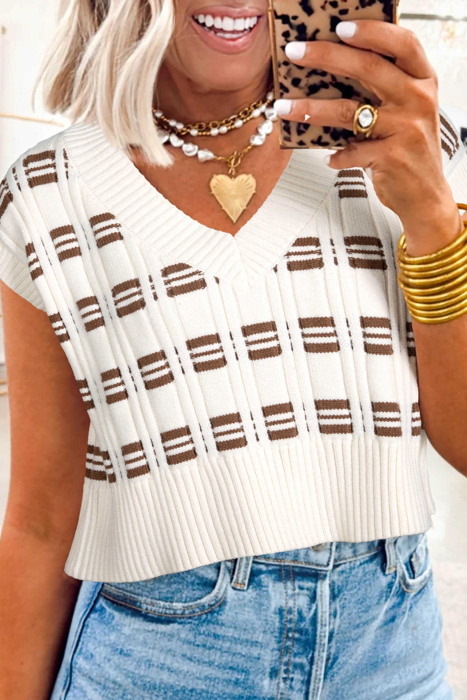 Jersei curt amb coll en V i textura geomètrica en contrast blanc