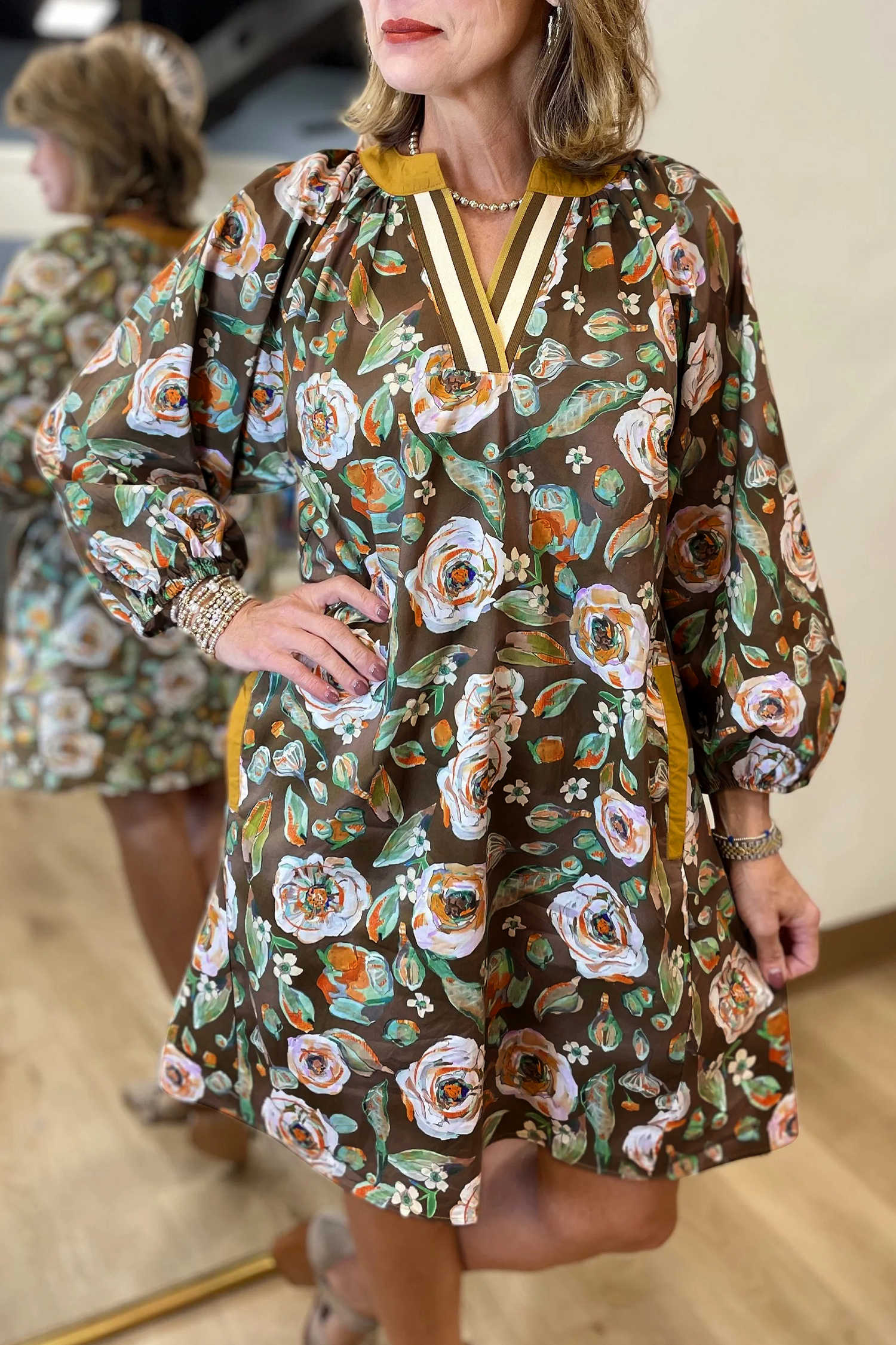 Vestit mini de màniga llarga amb coll en V i estampat floral marró amb vores contrastades