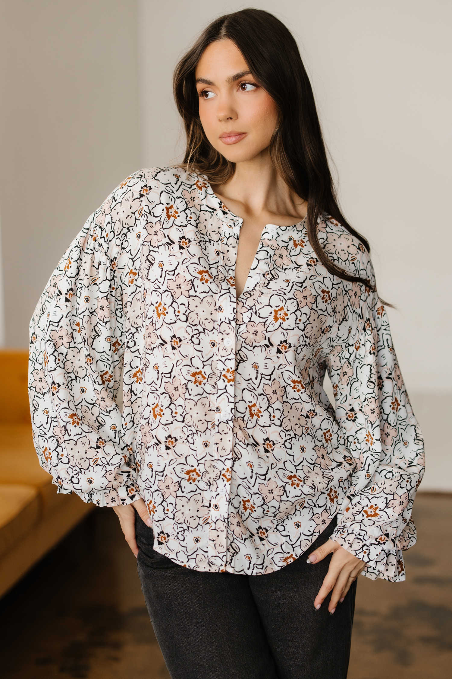 Camisa caqui amb estampat floral atrevit i màniga bufada amb botons