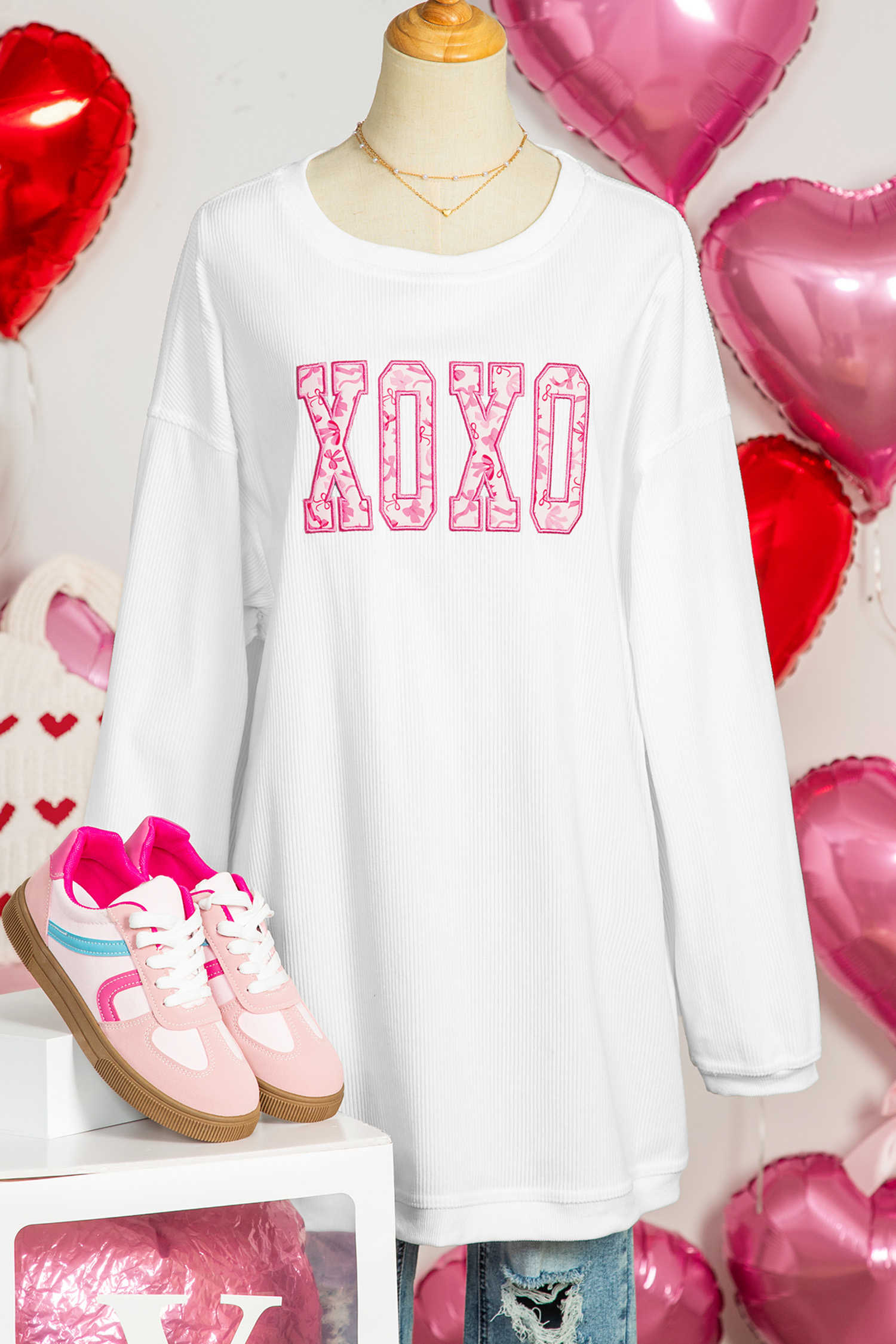 Dessuadora blanca amb cordó i estampat de llaç XOXO amb pegat brodat i gràfic